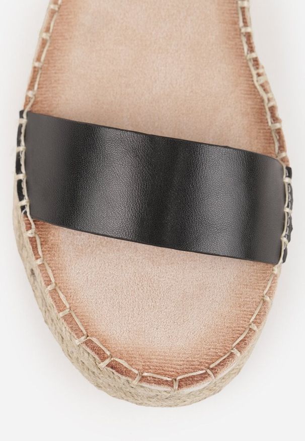 Renee - Czarne Sandały VICES na Platformie z Plecionki z Szerokim Paskiem z Klamrą Jurelle. Okazja: na spacer. Zapięcie: klamry. Kolor: czarny. Materiał: jeans, len. Wzór: haft. Sezon: lato. Obcas: na platformie. Styl: boho