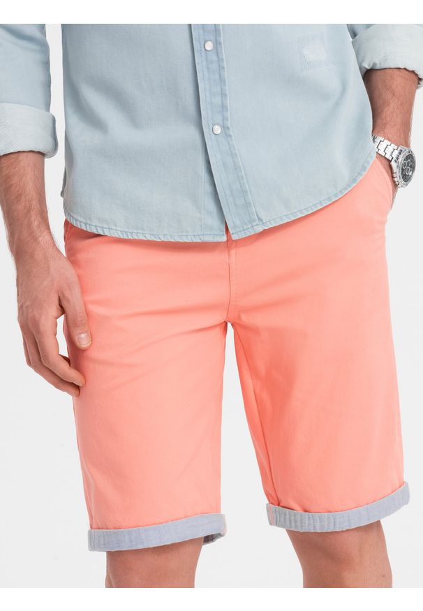 Ombre Clothing - Szorty męskie chinosy z kontrastowym podwinięciem – łososiowe V9. Okazja: na imprezę, do pracy, na co dzień. Kolor: pomarańczowy. Materiał: tkanina, elastan, bawełna. Długość: krótkie. Wzór: kolorowy. Sezon: lato. Styl: wakacyjny, casual