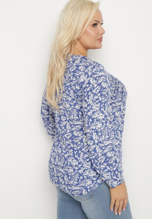 Born2be - Niebieska Koszula z Wiskozy w Abstrakcyjny Wzór z Regulowanymi Rękawami Ilavenna. Okazja: na co dzień. Kolor: niebieski. Materiał: wiskoza. Styl: elegancki, casual