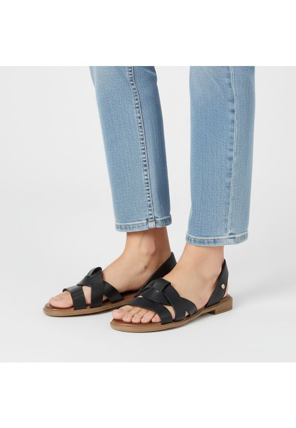 Sandały damskie Armodo, cholewka skóra naturalna płaski fason krzyżujące się paski otwarty nosek niski obcas klasyczna podeszwa, czarny, 40476. Nosek buta: otwarty. Zapięcie: pasek. Kolor: czarny. Materiał: skóra. Wzór: paski. Obcas: na obcasie. Styl: klasyczny. Wysokość obcasa: niski