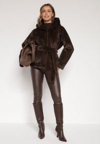 Born2be - Brązowa Kurtka Futerko z Kapturem i Wiązanym Paskiem Zetara. Okazja: na spacer, na co dzień. Typ kołnierza: kaptur. Kolor: brązowy. Materiał: futro. Styl: casual, klasyczny #3