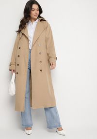 Born2be - Beżowy Długi Płaszcz Trencz Dwurzędowy z Paskiem w Talii Cadenite. Typ kołnierza: kolnierz wykładany. Kolor: beżowy. Długość: długie #2