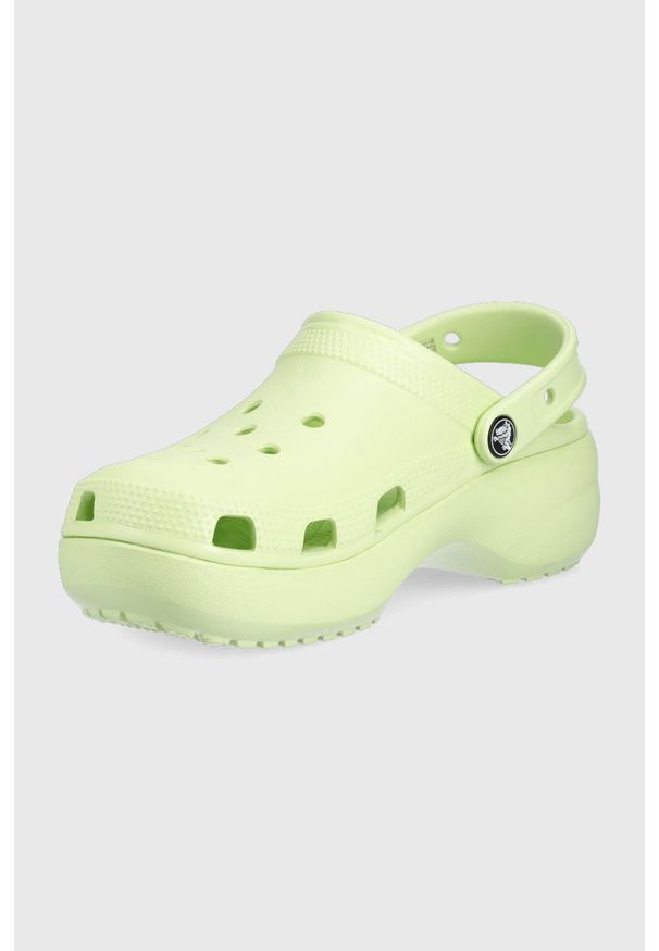 Crocs klapki damskie kolor zielony na platformie. Kolor: zielony. Materiał: guma, materiał. Wzór: gładki. Obcas: na platformie
