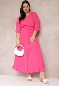 Renee - Różowa Kopertowa Sukienka z Gumką i Paskiem w Talii Zdobiona Plisowaniem Kaylina. Kolekcja: plus size. Kolor: różowy. Wzór: aplikacja. Typ sukienki: kopertowe #4