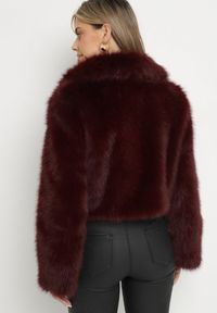 Born2be - Bordowa Futerkowa Kurtka o Krótkim Kroju z Eleganckim Kołnierzem Tazamisa. Okazja: na co dzień. Kolor: czerwony. Materiał: jeans. Długość: krótkie. Styl: elegancki #4