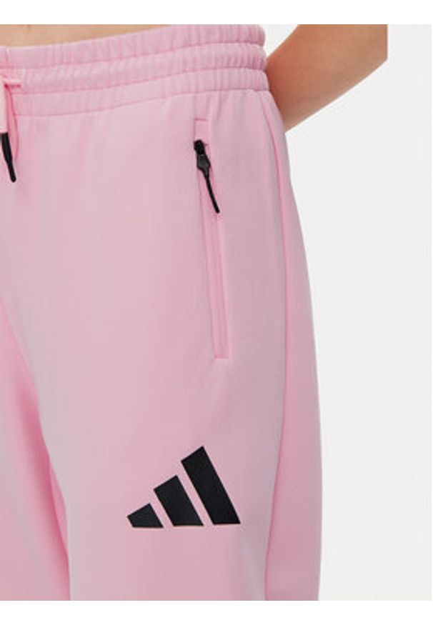 Adidas - adidas Spodnie dresowe Z.N.E. Barrel JC5410 Różowy Loose Fit. Kolor: różowy. Materiał: bawełna