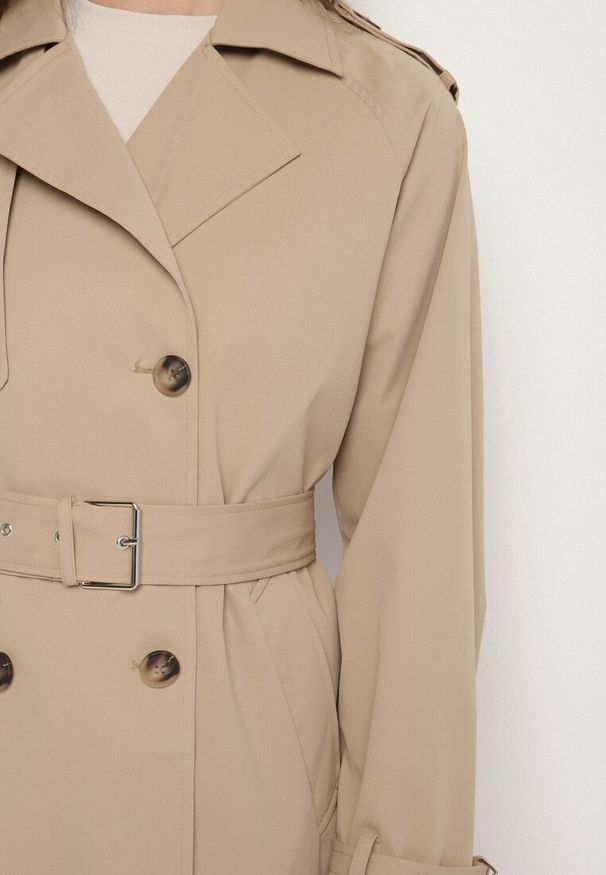 Born2be - Ciemnobeżowy Płaszcz Dwurzędowy Trencz Ozdobiony Paskiem i Pagonami Malwissa. Okazja: na co dzień. Kolor: beżowy. Materiał: jeans. Wzór: aplikacja. Sezon: wiosna, jesień. Styl: elegancki, casual