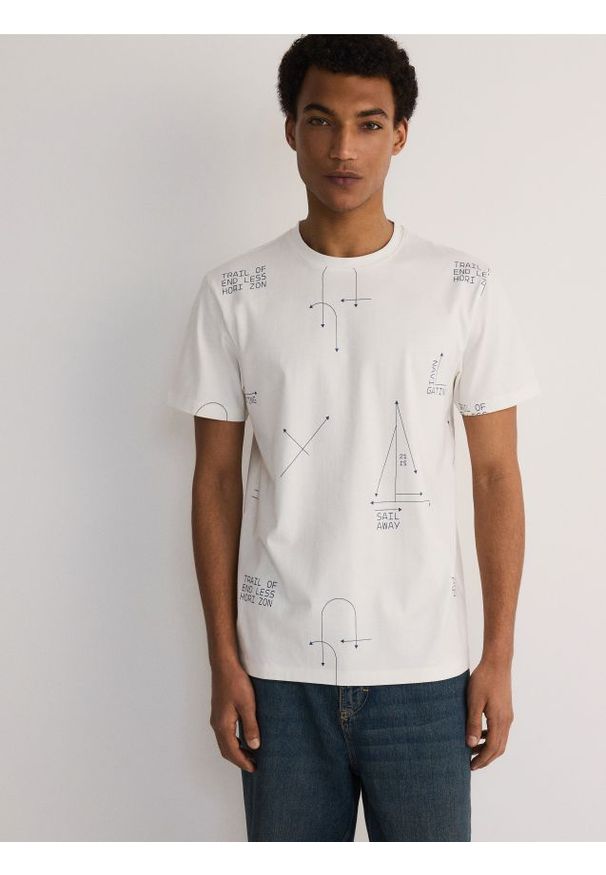 Reserved - T-shirt regular z nadrukiem allover - złamana biel. Materiał: bawełna, dzianina. Wzór: nadruk