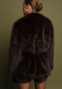 Born2be - Brązowa Kurtka Futerko o Prostym Kroju z Cienkim Wiązanym Paskiem Casatte. Okazja: do pracy, na spotkanie biznesowe. Typ kołnierza: golf. Kolor: brązowy. Materiał: futro. Wzór: aplikacja. Styl: biznesowy #4