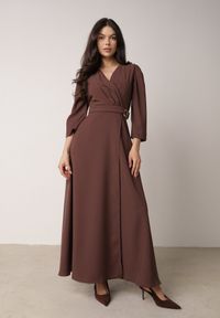 Born2be - Brązowa Kopertowa Sukienka Wieczorowa z Metaliczną Aplikacją w Talii Henalana. Okazja: na imprezę. Typ kołnierza: dekolt w serek. Kolor: brązowy. Wzór: aplikacja. Typ sukienki: kopertowe. Styl: wizytowy #1