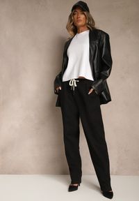 Renee - Czarne Spodnie z Bawełny Mom Fit Ozdobione Sznurkiem Apinella. Okazja: na co dzień. Kolor: czarny. Materiał: bawełna. Wzór: aplikacja. Styl: casual #3