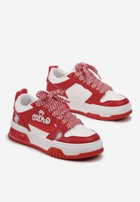 Renee - Czerwone Sznurowane Sneakersy na Niskiej Platformie Ozdobione Naszywkami Pixila. Kolor: czerwony. Wzór: aplikacja. Obcas: na platformie #4
