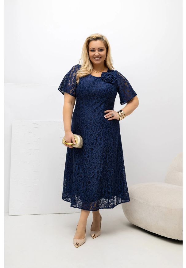 Moda Size Plus Iwanek - Granatowa sukienka Doris Koronka MIDI rozkloszowana koronkowa na podszewce PLUS SIZE XXL OVERSIZE WIOSNA. Okazja: na urodziny, na randkę, na komunię, na ślub cywilny, na wesele, na imprezę. Kolekcja: plus size. Kolor: niebieski. Wzór: koronka. Typ sukienki: oversize, dla puszystych. Materiał: koronka. Sezon: wiosna. Styl: elegancki, klasyczny, wizytowy. Długość: midi