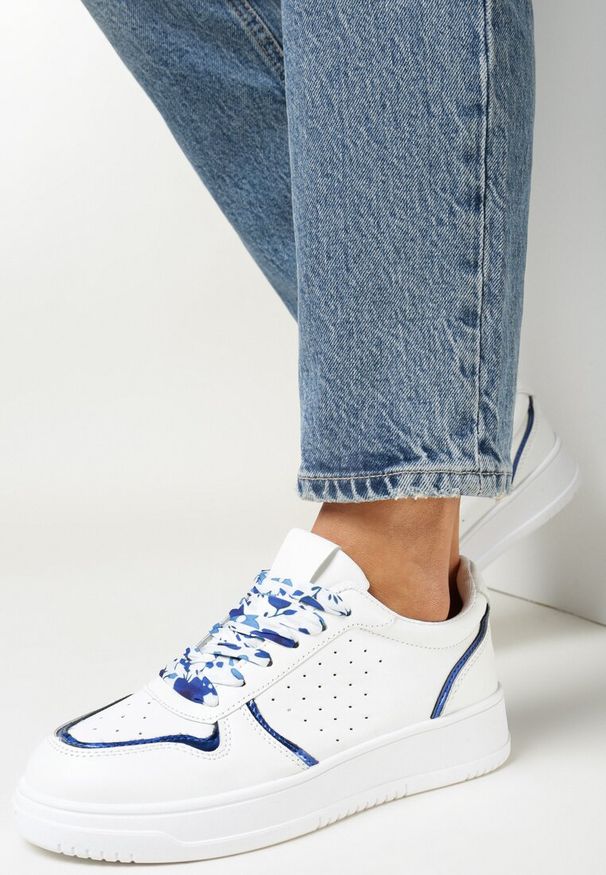Born2be - Biało-Niebieskie Sneakersy z Błyszczącymi Wstawkami i Dekoracyjnym Sznurowaniem Horustia. Kolor: biały