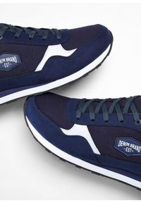 bonprix - Sneakersy z siateczkową wstawką. Kolor: niebieski #2