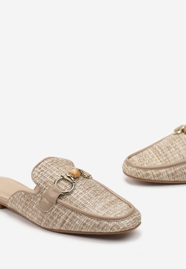 Renee - Ciemnobeżowe Klapki Mule z Klamerką i Kwadratowym Noskiem Ariksa. Kolor: beżowy. Styl: elegancki