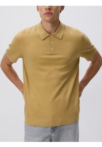 Reserved - Sweter polo z bawełną - musztardowy. Typ kołnierza: polo. Kolor: żółty. Materiał: bawełna