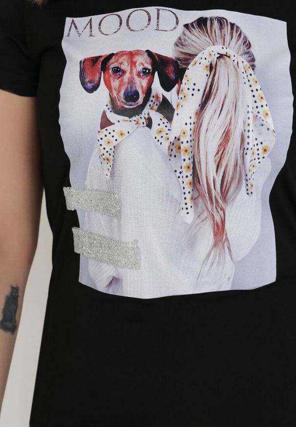 Born2be - Czarny T-shirt Nesaliria. Kolor: czarny. Materiał: dzianina, bawełna. Długość rękawa: krótki rękaw. Długość: krótkie. Wzór: aplikacja, nadruk. Styl: klasyczny