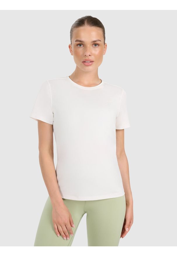 4f - 4F Koszulka treningowa regular szybkoschnąca damska - beżowa XS. Kolor: beżowy. Materiał: poliester, włókno, elastan, materiał. Długość rękawa: krótki rękaw. Długość: krótkie. Wzór: gładki, ze splotem. Sport: fitness