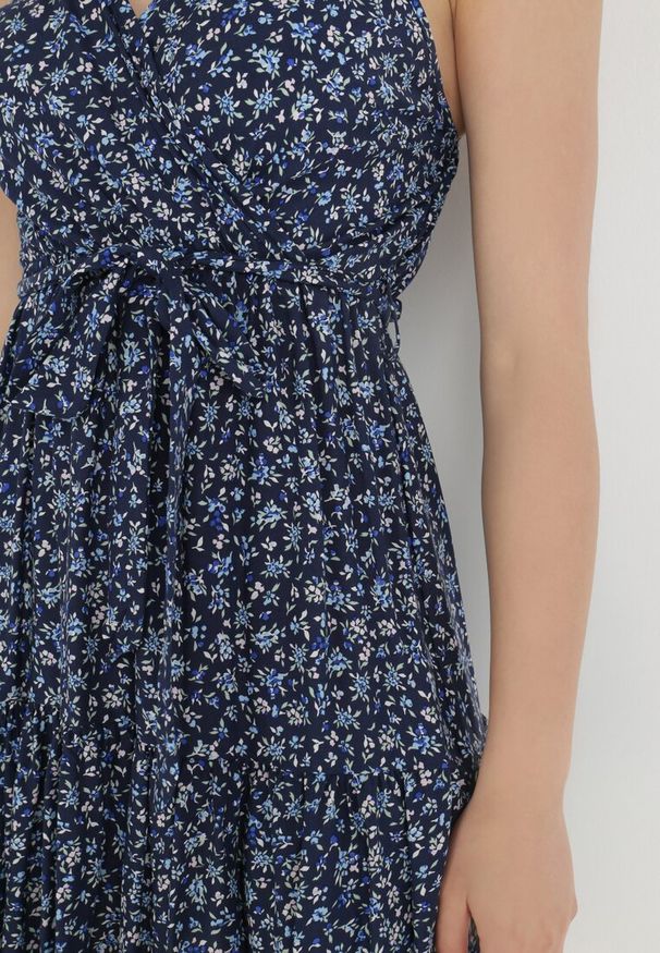 Born2be - Granatowa Sukienka z Wiskozy Eudaia. Typ kołnierza: dekolt kopertowy. Kolor: niebieski. Wzór: kwiaty, aplikacja. Typ sukienki: rozkloszowane, kopertowe. Materiał: wiskoza. Długość rękawa: na ramiączkach. Sezon: lato. Styl: wakacyjny. Długość: mini