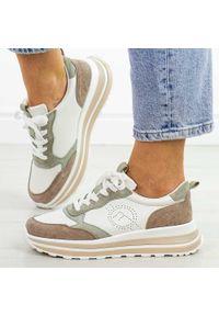 Białe skórzane sneakersy damskie Filippo Dp6787/25. Okazja: na co dzień, na spacer. Nosek buta: okrągły. Zapięcie: sznurówki. Kolor: biały. Materiał: skóra. Szerokość cholewki: normalna. Sezon: wiosna, jesień, lato. Sport: turystyka piesza