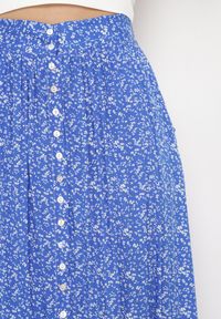 Born2be - Niebieska Spódnica Maxi w Kwiatowy Print z Guziczkami Kasphine. Kolor: niebieski. Wzór: nadruk, kwiaty. Styl: vintage