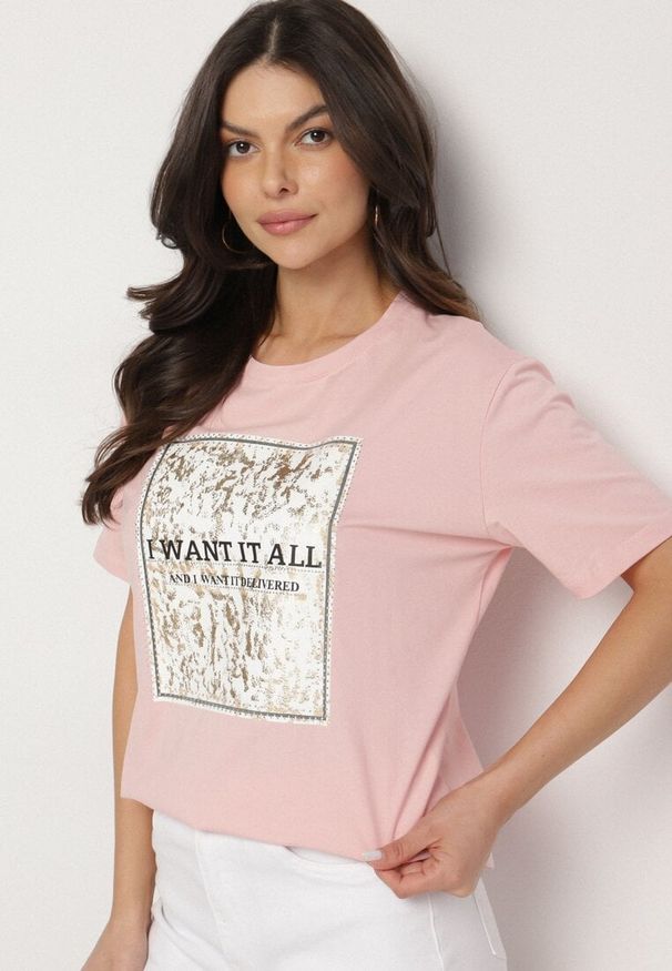 Born2be - Różowy Bawełniany T-shirt Ozdobiony Nadrukiem Nelltaria. Okazja: na co dzień. Kolor: różowy. Materiał: bawełna. Wzór: aplikacja, nadruk. Sezon: lato, wiosna. Styl: elegancki, casual