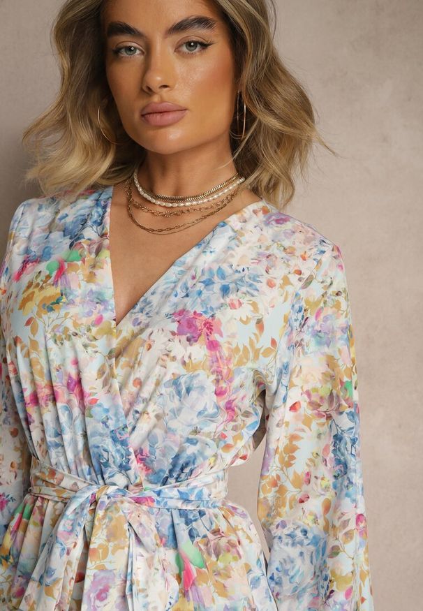 Renee - Jasnoniebieski Kopertowy Kombinezon z Wiązanym Paskiem i Rozszerzanymi Rękawami Telurea. Okazja: na co dzień, na randkę. Kolor: niebieski. Styl: elegancki, casual