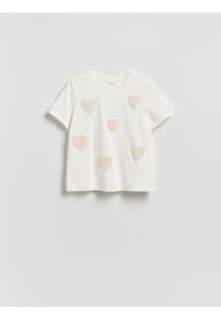 Reserved - T-shirt z haftowaną aplikacją - złamana biel. Materiał: dzianina, bawełna. Wzór: aplikacja, haft