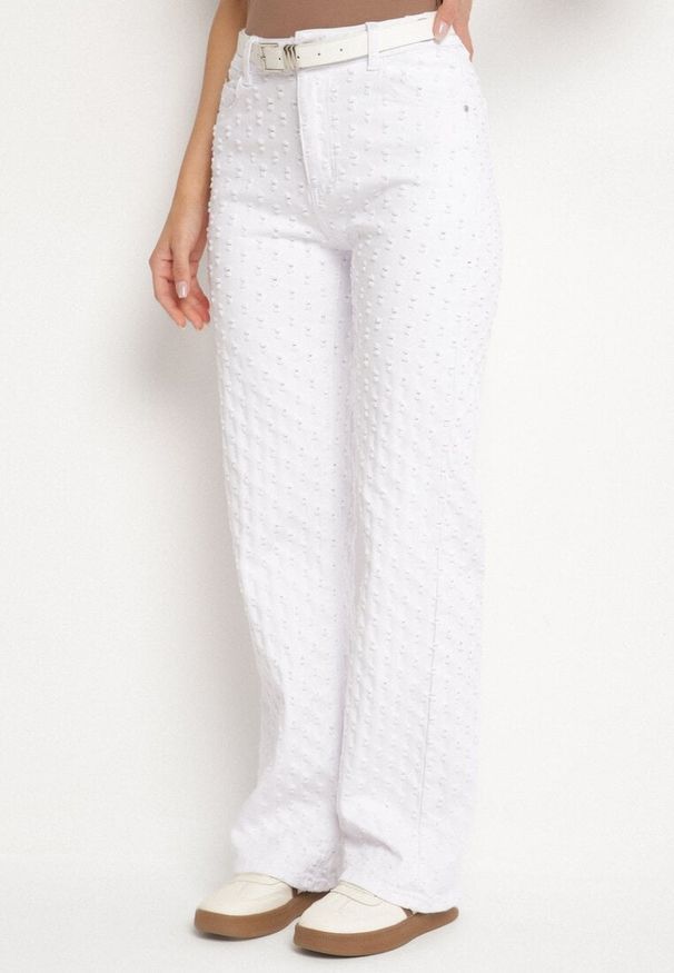 Born2be - Białe Bawełniane Jeansy z Tłoczonym Wzorem Tilomera. Okazja: na co dzień. Kolor: biały. Styl: klasyczny, elegancki, casual