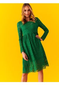 TOP SECRET - Koronkowa sukienka z podwyższonym stanem. Kolor: zielony. Materiał: koronka. Sezon: wiosna. Typ sukienki: proste. Styl: elegancki