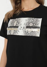 Born2be - Czarny Bawełniany T-shirt z Ozdobnym Nadrukiem z Przodu Elstisa. Okazja: na co dzień. Kolor: czarny. Materiał: bawełna. Wzór: nadruk. Styl: casual