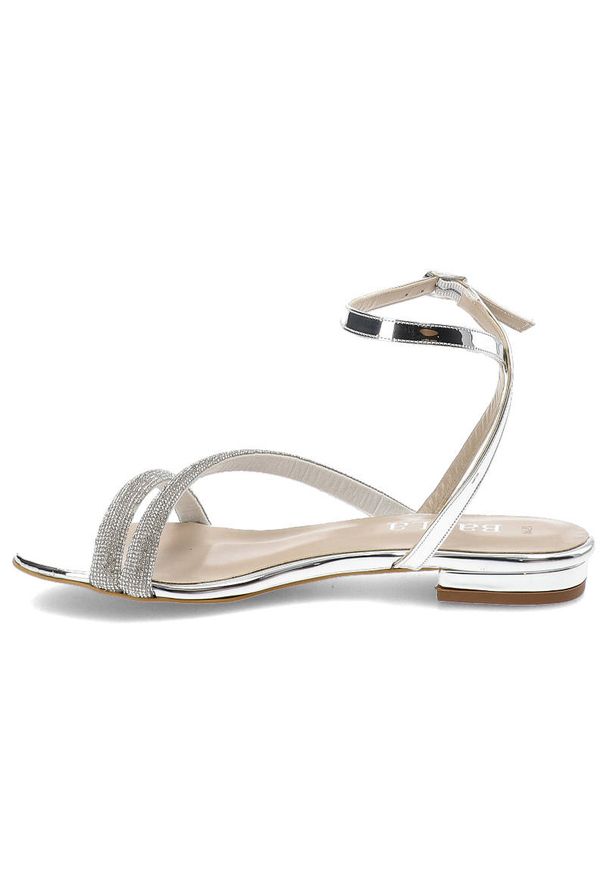 Srebrne Sandały Bayla Eleganckie Płaskie Buty. Okazja: na imprezę. Zapięcie: sprzączka, pasek. Kolor: srebrny. Materiał: lakier, skóra ekologiczna. Wzór: aplikacja, paski. Sezon: lato. Obcas: na obcasie. Styl: elegancki