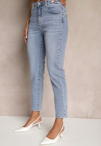 Renee - Jasnoniebieskie Jeansy High Waist o Kroju Mom Fit Delarinor. Okazja: na co dzień. Stan: podwyższony. Kolor: niebieski. Wzór: aplikacja. Styl: elegancki, casual #3