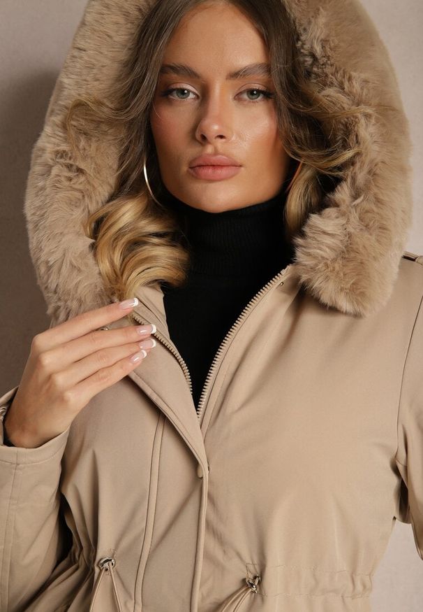 Renee - Beżowa Długa Kurtka o Fasonie Parki z Futerkiem Edelais. Okazja: na co dzień. Kolor: beżowy. Materiał: futro. Długość: długie. Styl: elegancki, casual