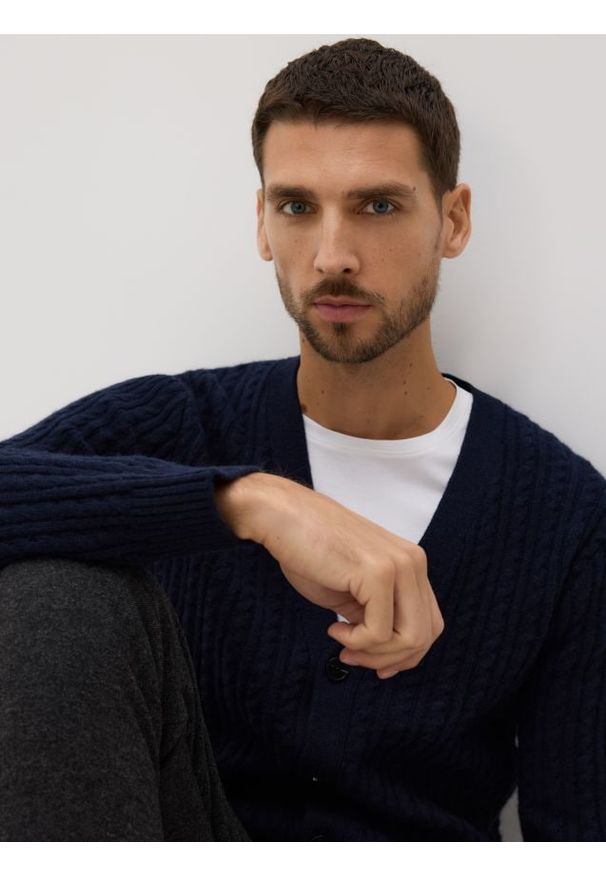 Reserved - Wełniany kardigan - granatowy. Kolor: niebieski. Materiał: wełna