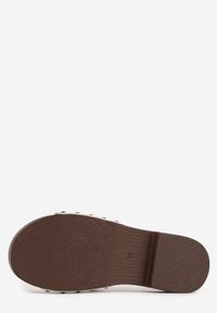 Born2be - Białe Klapki w Klasycznym Stylu z Nitami Talove. Okazja: na co dzień. Kolor: biały. Styl: klasyczny #9