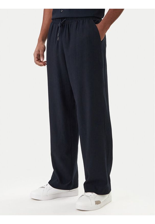 Emporio Armani Spodnie materiałowe EM000586 AF20590 UB102 Granatowy Regular Fit. Kolor: niebieski. Materiał: wiskoza, len
