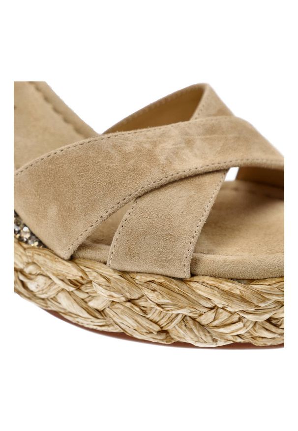 Beżowe Sandały Alma En Pena Eleganckie Buty Na Koturnie. Okazja: na co dzień, na spacer. Zapięcie: pasek, sprzączka. Kolor: beżowy. Szerokość cholewki: normalna. Wzór: aplikacja, paski. Materiał: dziergany, skóra, zamsz. Sezon: lato. Obcas: na koturnie. Styl: elegancki. Wysokość obcasa: średni