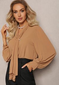 Renee - Brązowa Bluzka z Wiązaniem wokół Szyi i Plisowanym Rękawem Henokia. Kolor: brązowy. Styl: elegancki