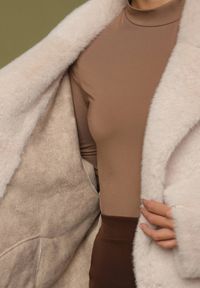 Born2be - Beżowa Kurtka Futerko o Dwurzędowym Kroju Oversize Nalizana. Okazja: na co dzień. Kolor: beżowy. Materiał: futro. Długość rękawa: długi rękaw. Długość: długie. Styl: casual, elegancki #4