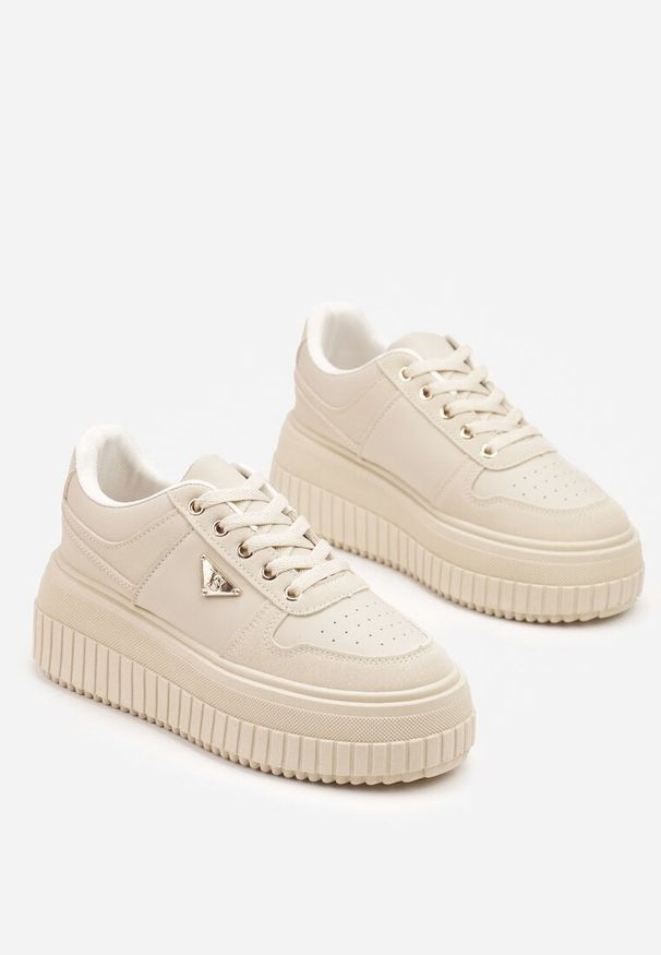 Renee - Beżowe Sznurowane Sneakersy Vices Tłoczonej Platformie Ozdobione Trójkątem Raviri. Zapięcie: sznurówki. Kolor: beżowy. Materiał: jeans. Wzór: aplikacja. Obcas: na platformie