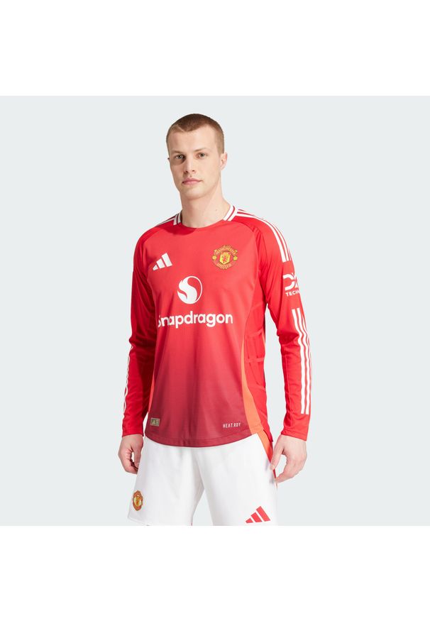 Adidas - Koszulka Manchester United 24/25 Long Sleeve Home Authentic. Kolor: czerwony. Materiał: materiał. Długość rękawa: długi rękaw. Sport: piłka nożna