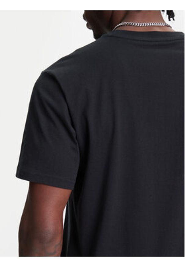 Converse T-Shirt Neon Sign All Star Patch 10027722-A01 Czarny Regular Fit. Kolor: czarny. Materiał: bawełna