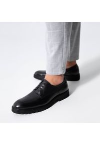 Wittchen - Męskie buty derby skórzane z kontrastową wstawką. Okazja: do pracy, na co dzień. Kolor: czarny. Materiał: skóra. Wzór: aplikacja, gładki. Styl: casual, elegancki #4