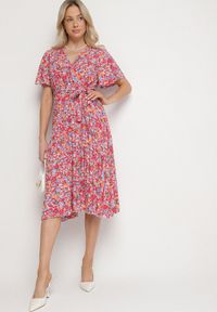 Born2be - Czerwona Rozkloszowana Sukienka w Kwiaty z Kopertowym Dekoltem Plisowana Lanasira. Kolor: czerwony. Wzór: kwiaty. Typ sukienki: kopertowe #1