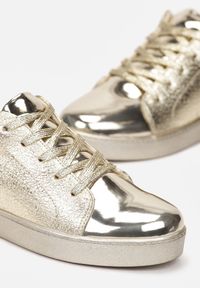 Born2be - Złote Sneakersy Ansel. Nosek buta: okrągły. Zapięcie: sznurówki. Kolor: złoty. Materiał: materiał, lakier. Obcas: na obcasie. Wysokość obcasa: niski #2