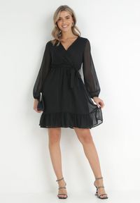 Born2be - Czarna Sukienka Pronestra. Kolor: czarny. Materiał: materiał, tkanina. Wzór: gładki. Typ sukienki: kopertowe. Styl: elegancki. Długość: mini #6