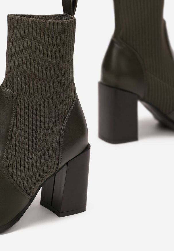 Born2be - Zielone Botki Jilleane. Nosek buta: szpiczasty. Zapięcie: bez zapięcia. Kolor: zielony. Materiał: prążkowany, materiał. Szerokość cholewki: normalna. Wzór: gładki. Obcas: na słupku. Styl: elegancki