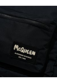 Alexander McQueen - ALEXANDER MCQUEEN - Czarny plecak z naszywką. Kolor: czarny. Materiał: nylon. Wzór: aplikacja